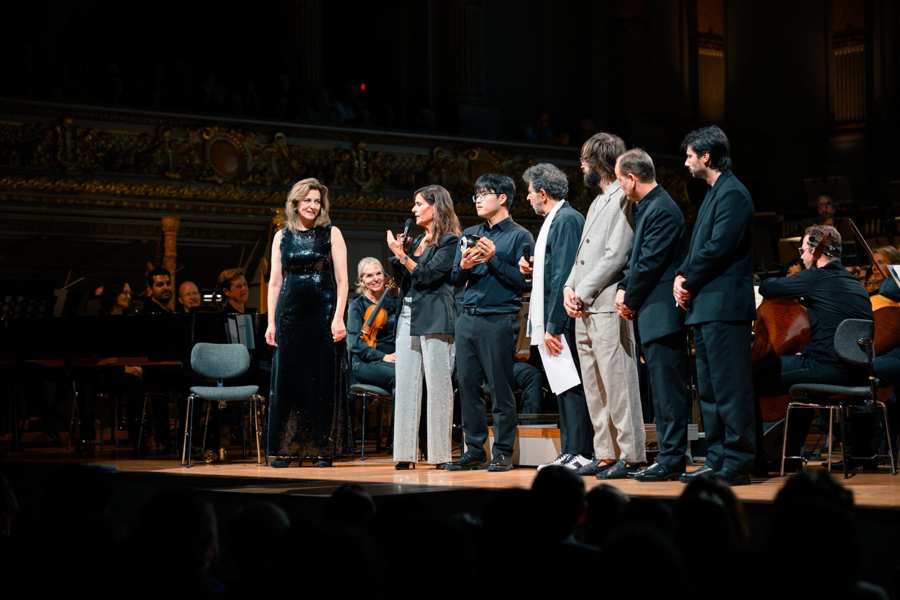 Semin Son accepting the award on stage with Gabriel Yared and the Tonhalle-Orchester